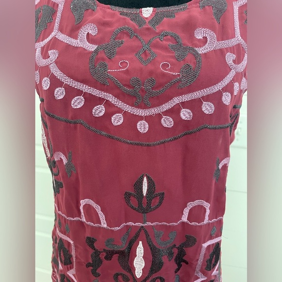 Octavia sleeveless embroidered tunic top. Fully lined. In new like condition.LG - Picture 3 of 10